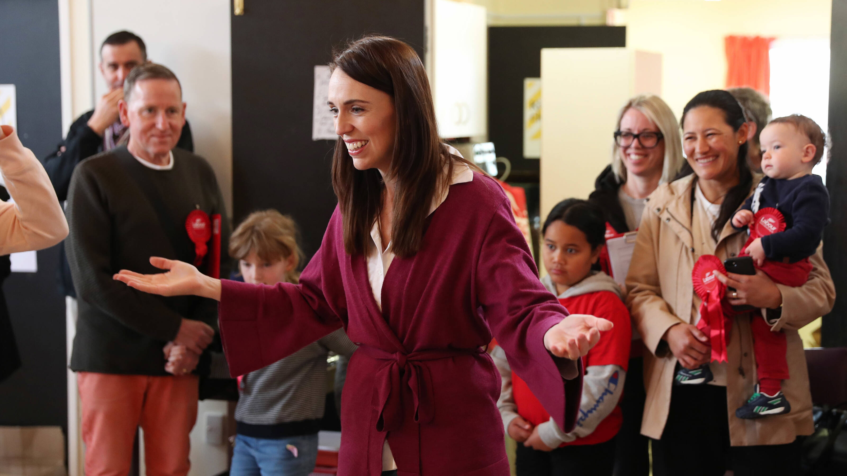 De herkozen premier van Nieuw Zeeland Jacinda Ardern op foto met meerdere burgers