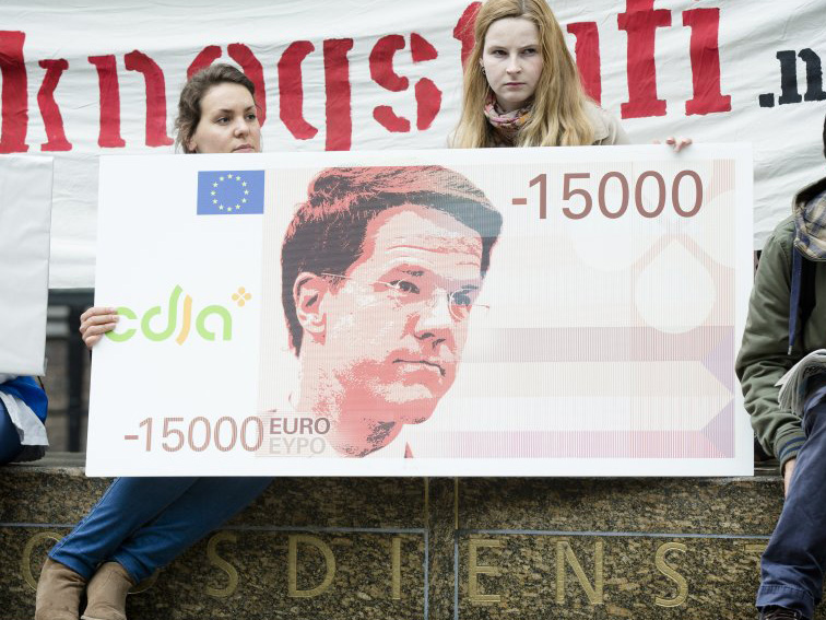 Een biljet met premier Rutte voorop met -15000 euro als protest