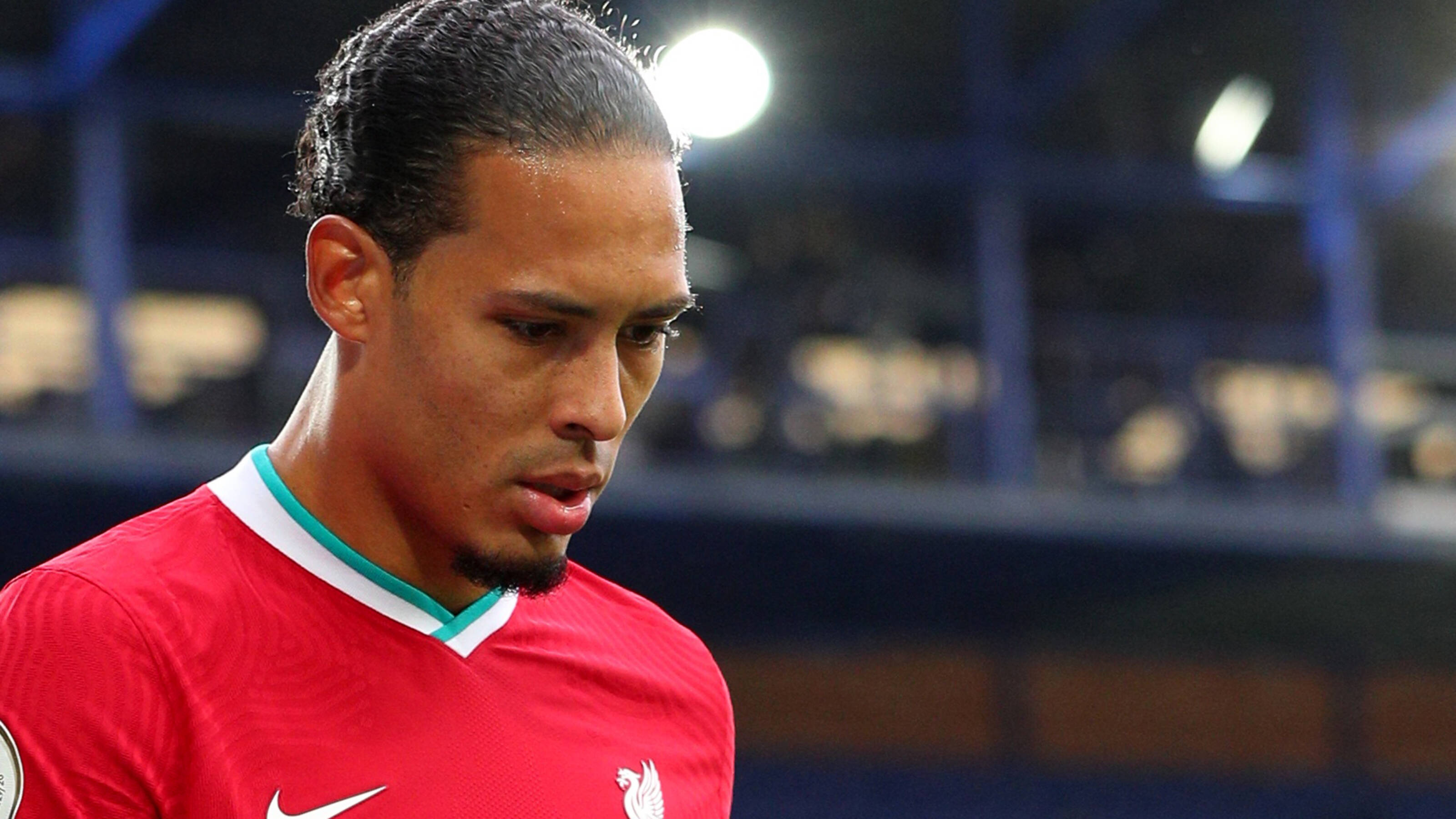 Virgil van Dijk loopt somber van het veld na zijn blessure tegen Everton